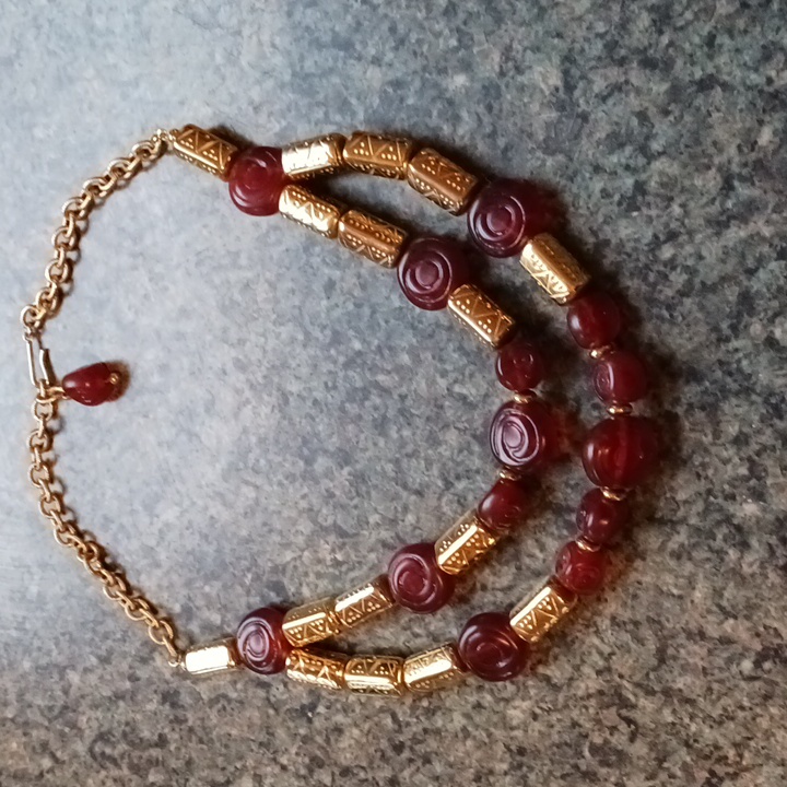 Womans Necklace Goldtone And Brown 10$